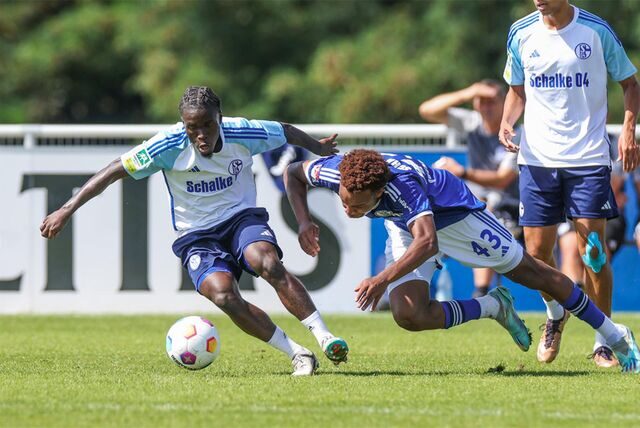 15.08.2023, Fussball, Testspiel, Saison 2023/2024, U23 FC Schalke 04 – FC Schalke 04, v. l. Kelsey Meisel (FC Schalke 04), Assan Ouédraogo (FC Schalke 04)


Foto: Tim Rehbein/RHR-FOTO