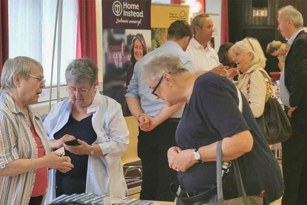 Gesundheit und Pflege interessieren die Besucher der Seniorenmesse. Gesundheit und Pflege interessieren die Besucher der Seniorenmesse.