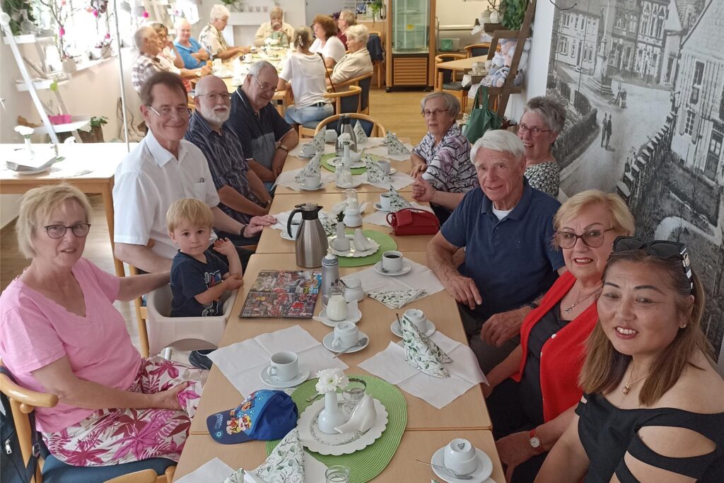 Zehn Mitglieder der AG60+ besuchten das Café Allee in Fröndenberg. Zehn Mitglieder der AG60+ besuchten das Café Allee in Fröndenberg.