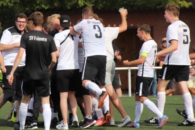 Nach dem entscheidenden Treffer brechen beim SV Frömern alle Dämme.