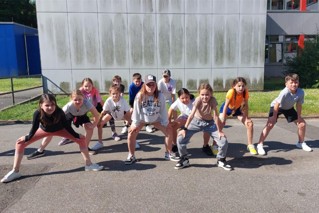 Eine Gruppe Kinder führt einen Tanz auf. Eine Gruppe Kinder führt einen Tanz auf.
