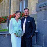 Ein Brautpaar steht vor dem Rathaus in Recklinghausen.