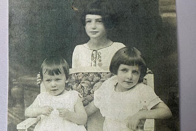 Ein Foto von Ruth Oppenheim, geborene Heimann, auf einer Publikation der Brown Universität zur Verleihung des Ehrentitels.