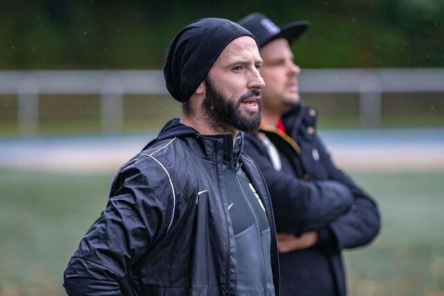 David Sawatzki steht am Spielfeldrand