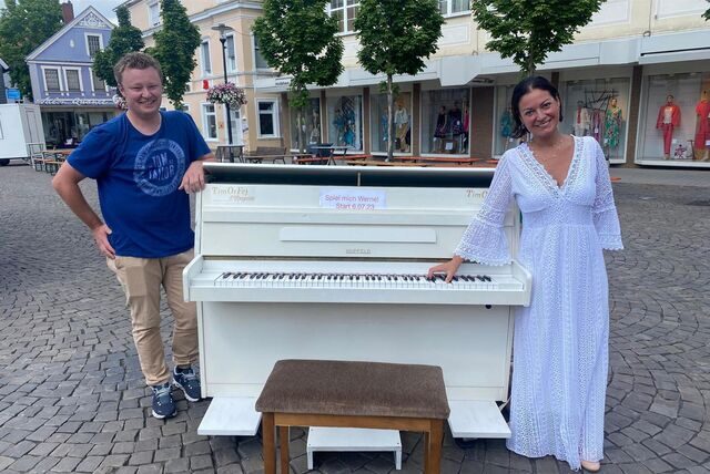 Markus Schnatmann und Margarita Lebedkina freuten sich über die gelungene Aktion rund um das Spiel-mich-Klavier.