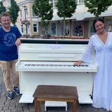 Markus Schnatmann und Margarita Lebedkina freuten sich über die gelungene Aktion rund um das Spiel-mich-Klavier.