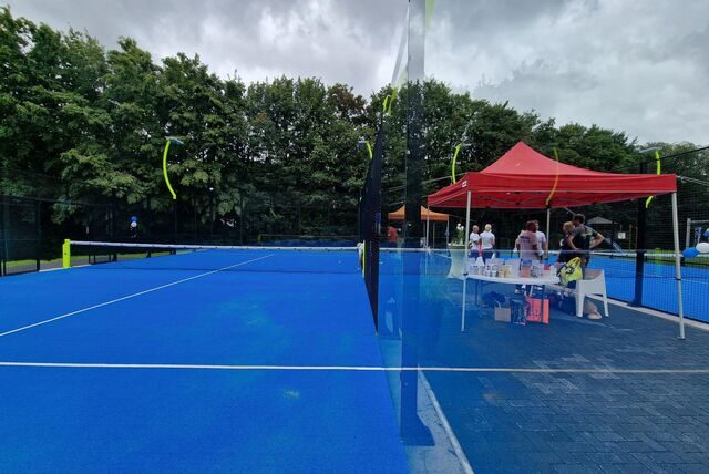 Eine schicke neue Padel-Tennis-Anlage steht beim TuS Elch in Holzwickede.