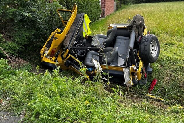 Bei einem schweren Verkehrsunfall zwischen Werne und Herbern überschlug sich der Wagen eines Lüners mehrfach. Er musste von der Feuerwehr aus dem Auto befreit werden.