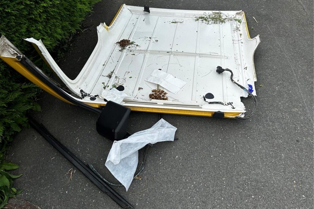 Durch den Unfall wurde das Dach komplett abgerissen. Durch den Unfall wurde das Dach komplett abgerissen.