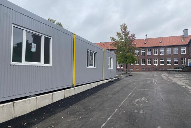 15 Container sind auf dem Schulhof der Marienschule aufgestellt worden.