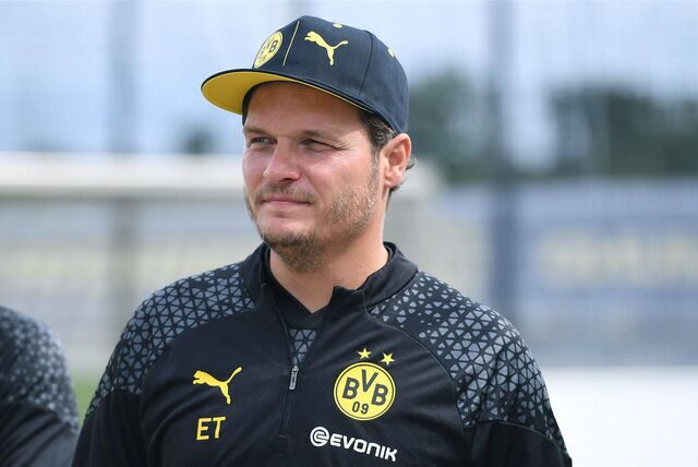 Edin Terzic geht Richtung Trainingsplatz.