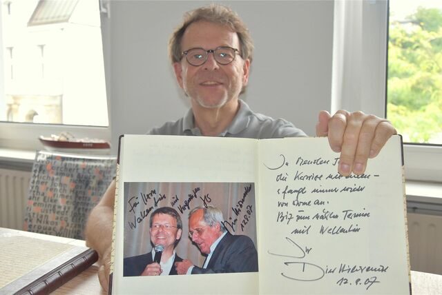 Jeder Autor trägt sich in die Gästebücher von Andreas Wallentin ein. Darunter auch Dieter Hildebrand, der gleich mehrfach in Menden war. Dabei ist eine Freundschaft entstanden.