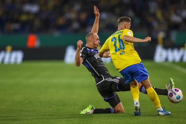 11.08.2023, Fussball, DFB Pokal, 1. Runde, Saison 2023/2024, Eintracht Braunschweig – FC Schalke 04, v. l. Henning Matriciani (FC Schalke 04), Jan Hendrik Marx (Eintracht Braunschweig)