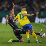 11.08.2023, Fussball, DFB Pokal, 1. Runde, Saison 2023/2024, Eintracht Braunschweig – FC Schalke 04, v. l. Henning Matriciani (FC Schalke 04), Jan Hendrik Marx (Eintracht Braunschweig)