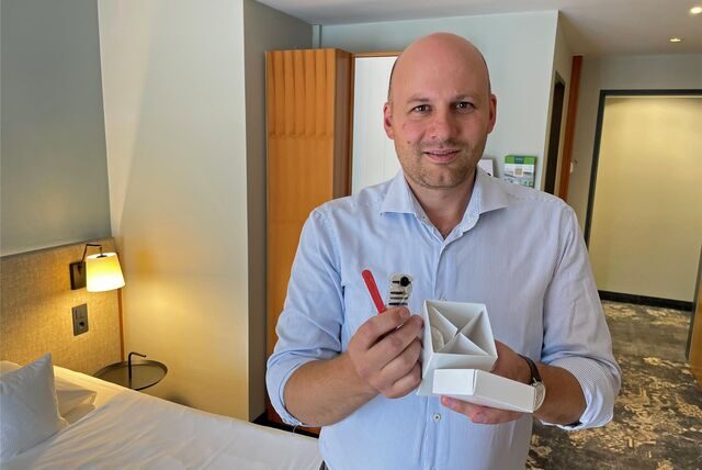 Steffen Kroes vom Hotel am Kloster zeigt die kleine Welcome-Box für den Gast, unter anderem mit Nagelfeile und Nähzeug.