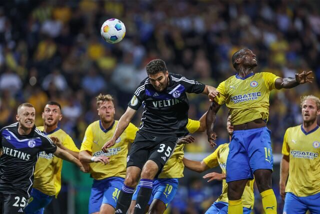 11.08.2023, Fussball, DFB Pokal, 1. Runde, Saison 2023/2024, Eintracht Braunschweig – FC Schalke 04, v. l. Marcin Kaminski (FC Schalke 04), Anthony Ujah (Eintracht Braunschweig)


Foto: Tim Rehbein/RHR-FOTO