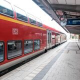 Ein roter Regionalzug steht am Gleis 1 des Hauptbahnhofs in Recklinghausen.