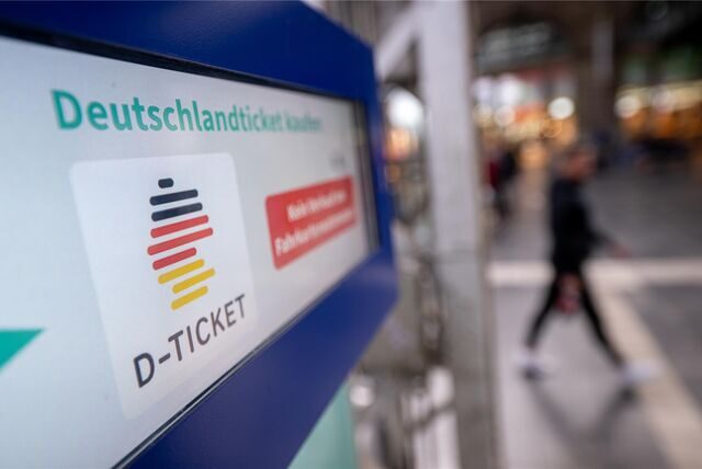 Das Deutschlandticket (Symbolbild) soll es nun auch für Schülerin Unna zu einem vergünstigten Preis geben.
