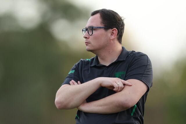 Trainer Flemming Neuhaus beobachtet das Spiel