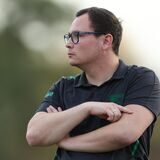 Trainer Flemming Neuhaus beobachtet das Spiel