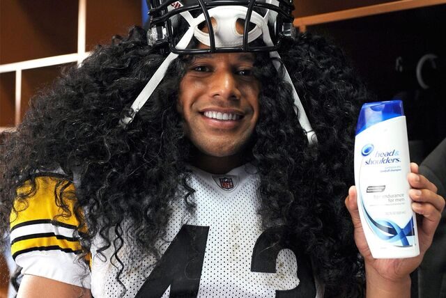 Was Frisur-Vorbilder im Sport angeht, könnte es schlimmer kommen: Der American-Football-Spieler Troy Polamalu posiert hier für eine Shampoo-Werbung. Er soll sich seine Locken sogar versichert haben.