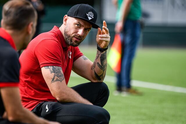 Daniel Serges fasst sich an seine Kappe.