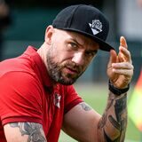 Daniel Serges fasst sich an seine Kappe.