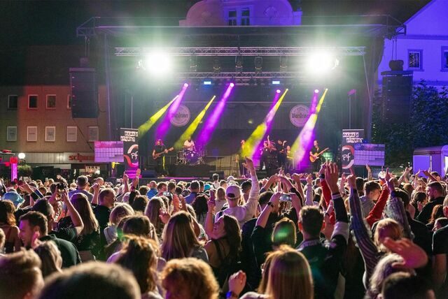Beim Stadtfest feiert die Menge auf dem Alten Markt in Unna