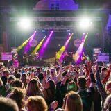 Beim Stadtfest feiert die Menge auf dem Alten Markt in Unna