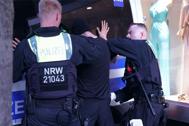 Die Polizei hat in Dortmund Kontrolleinsätze durchgeführt und dabei viele Waffen sichergestellt. (Symbolbild)