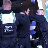 Die Polizei hat in Dortmund Kontrolleinsätze durchgeführt und dabei viele Waffen sichergestellt. (Symbolbild)