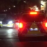 Streifenwagen der Polizei stehen nach einem Einbruchsversuch im Kreuzviertel in Dortmund.