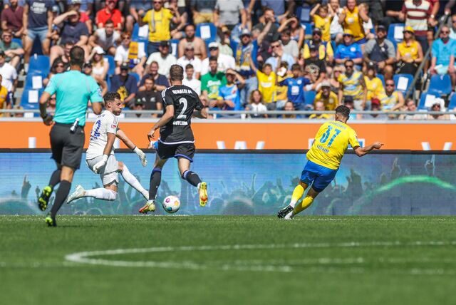 Fabio Kaufmann erzielt das Tor zum 1:0-Sieg für Eintracht Braunschweig gegen Schalke 04.
