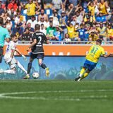 Fabio Kaufmann erzielt das Tor zum 1:0-Sieg für Eintracht Braunschweig gegen Schalke 04.