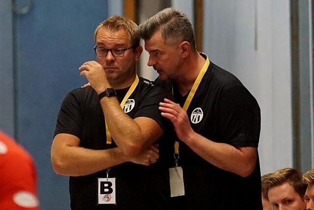 Co-Trainer Lars Stratmann (r.) flüstert seinem Boss Thomas Rycharski die nächsten taktischen Kniffe zu. Er wird den Chefcoach in den kommenden Tagen vertreten.