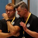 Co-Trainer Lars Stratmann (r.) flüstert seinem Boss Thomas Rycharski die nächsten taktischen Kniffe zu. Er wird den Chefcoach in den kommenden Tagen vertreten.