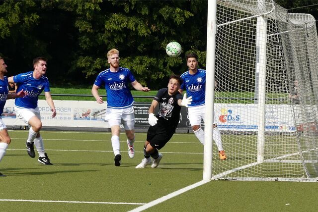 Die VfL-Spieler belagern den gegnerischen Strafraum. Lukas Chrobok im SVE-Kasten ist in dieser Szene ohne Chance.
