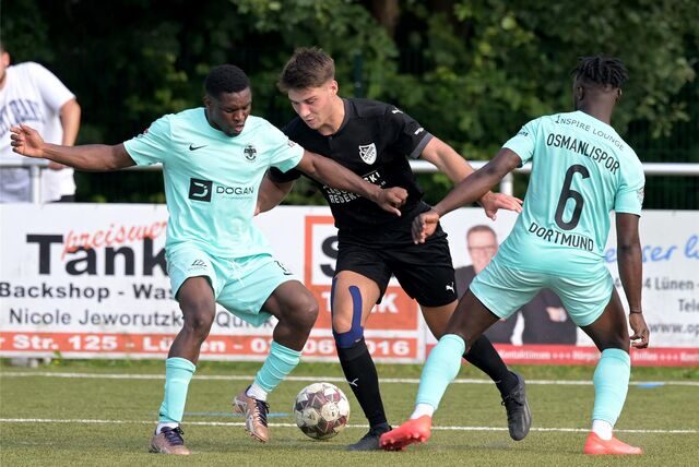 Antonio Abazi wird von zwei Gegenspielern bedrängt.