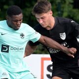 Antonio Abazi wird von zwei Gegenspielern bedrängt.