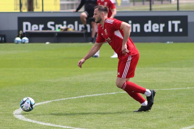 René Lindner treibt den Ball vor sich her.