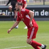 René Lindner treibt den Ball vor sich her.