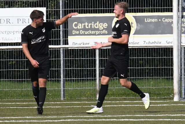 Antonio Abazi und Dominik Hennes klatschen nach einem Tor ab.