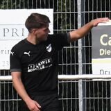 Antonio Abazi und Dominik Hennes klatschen nach einem Tor ab.
