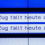 Eine blaue Digitalanzeige auf einem Bahnhof, angezeigt wird der Satz: Zug fällt heute aus