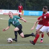 Cappenbergs Torschütze Luis Buschmann fällt nach einem Zusammenstoß mit einem Gegenspieler, Gökhan Karatas (r.) vom TSC Kamen läuft zum Ball.