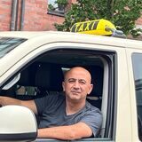 Levent Yilmaz sitzt in einem Taxi.