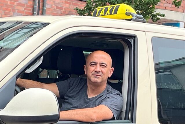 Levent Yilmaz sitzt in einem Taxi.