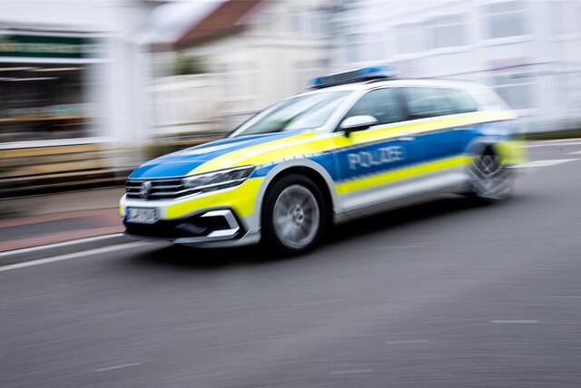 Polizeiauto fährt auf Straße (Symbolbild)