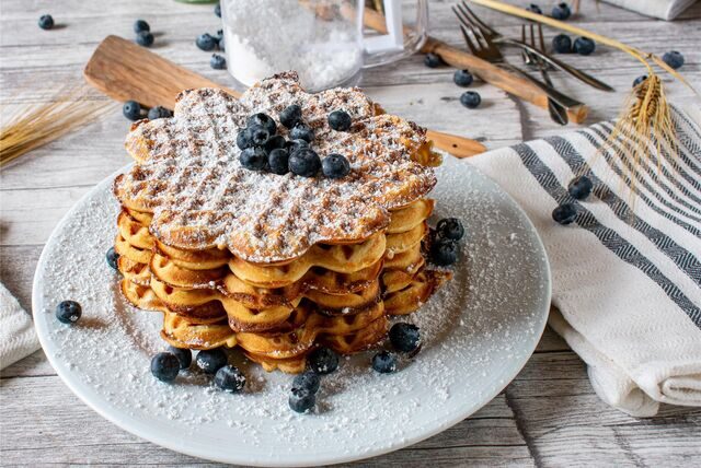 Gestapelte Waffeln mit Puderzucker und Blaubeeren