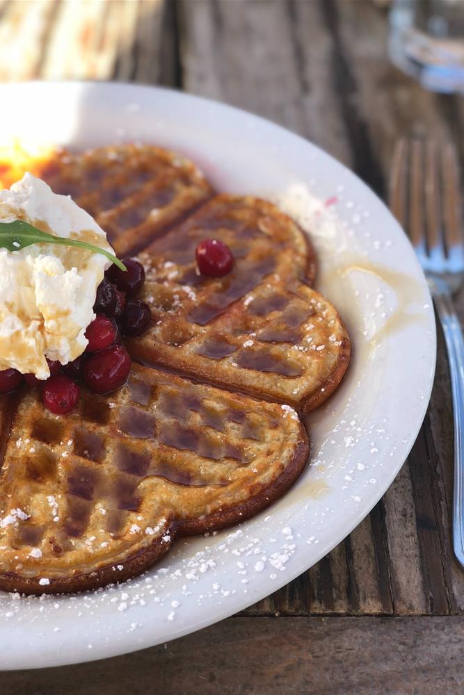 Waffel mit Kirschen und Eis